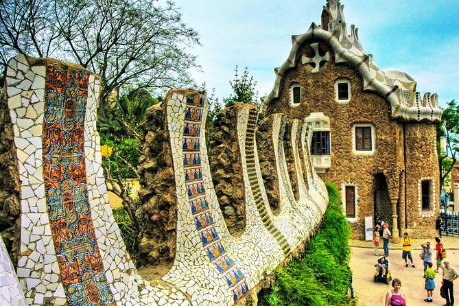 Park Guell and Sagrada Familia Private Tour with Hotel pick-up - A short walk through the Gothic Quarter