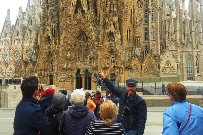 Park Guell and Sagrada Familia Private Tour with Hotel pick-up - Eixample and the Modernist showcase on Passeig de Gràcia
