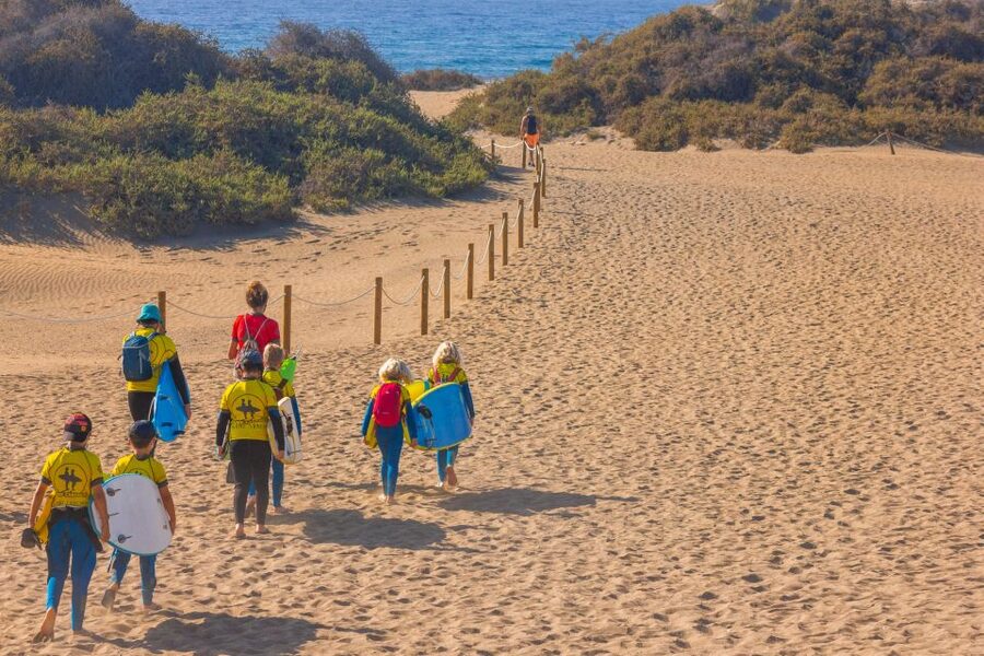 Playa del Inglés Maspalomas: High Quality Surf Classes - Getting from the board to your first wave