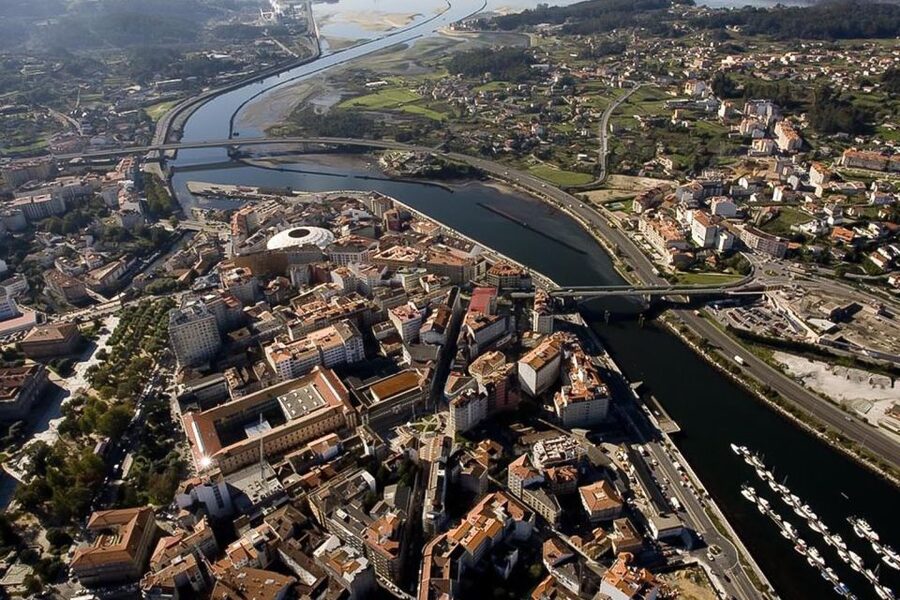 Rías Baixas: Guided Day Tour from Santiago with Boat Ride - Cambados and Plaza de Fefiñanes