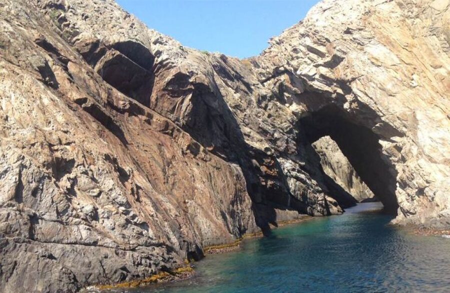 Roses: Cap de Creus & Port Lligat Boat Tour w/ Cadaqués Stop - Cap de Creus lighthouse and the rocky headland