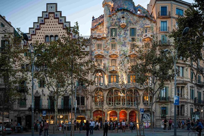 Sagrada Familia & Barcelona Small Group Tour with Hotel Pick-up - What the five-hour format really gives you