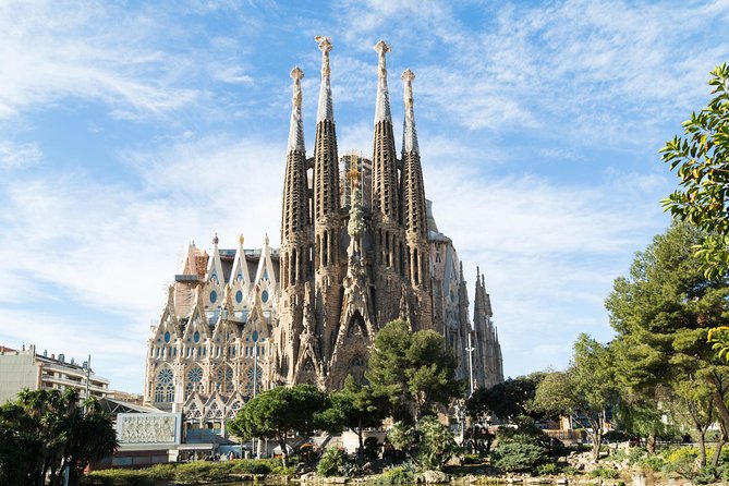 Sagrada Familia English Guided Tour & Optional Tower Access - Inside the basilica: five aisles and colored light