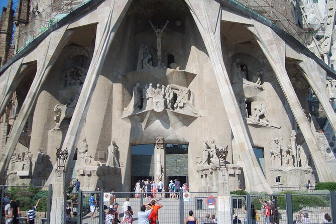 Sagrada Familia Evening Private Tour with Expert Guide - What Happens Inside the Basilica