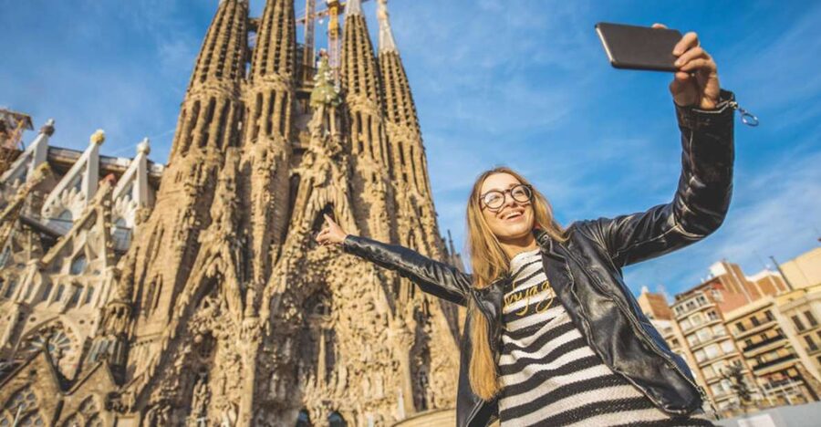 Sagrada Familia & Gaudi Guided Tour Private or Small Groups - Starting beside La Rambla with Gaudí’s first streetlights