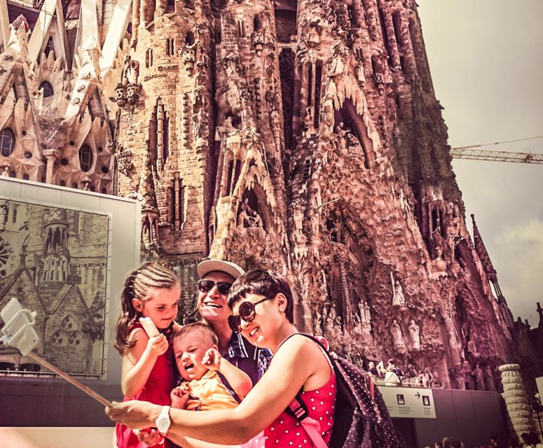 Sagrada Familia & Gaudi Guided Tour Private or Small Groups - Els Quatre Gats and the city’s artistic conversation
