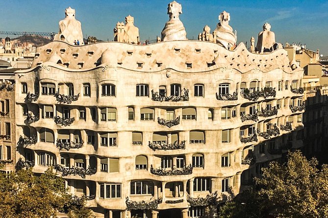 Sagrada Familia & Gaudi Tour Private or Small Group with Tickets - Casa Batlló and La Pedrera from the street