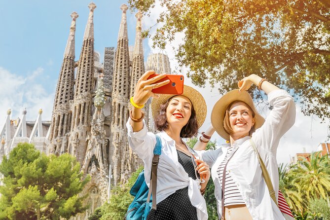 Sagrada Familia Guided Tour with Skip The Line Access - The basilica interior in one focused hour