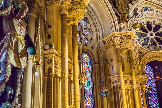 Sagrada Familia & Montserrat Small Group Tour with Hotel pick-up - Walking the Gothic Quarter for 90 Minutes