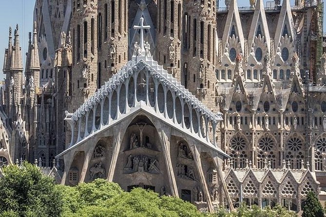 Sagrada Familia Private Tour with Skip-the-Line Ticket - Timing, crowds, and weather
