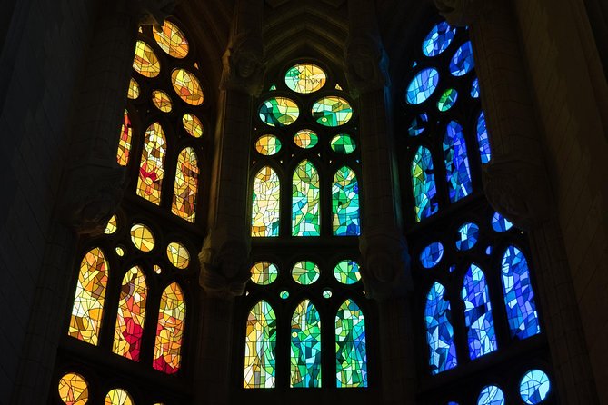 Sagrada Familia Skip the Line Tour Optional Small Group - Inside the basilica: light, columns, and scale