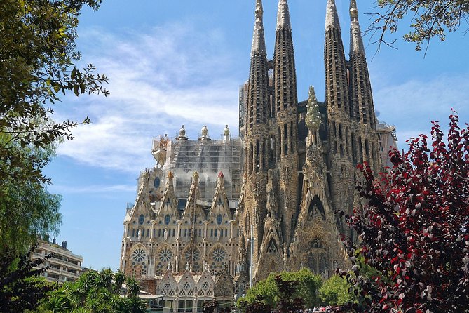 Sagrada Familia Small Group Tour with Skip the Line Ticket - Meeting at Fanal modernista