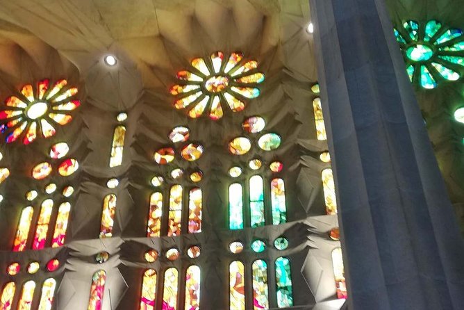 Sagrada Familia Small Group Tour with Skip the Line Ticket - What the 90-minute guided tour covers