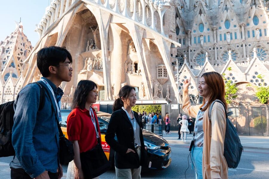 Sagrada Familia Tour with Express Entry and Local Guide - Walking along Gaudí Avenue before entry