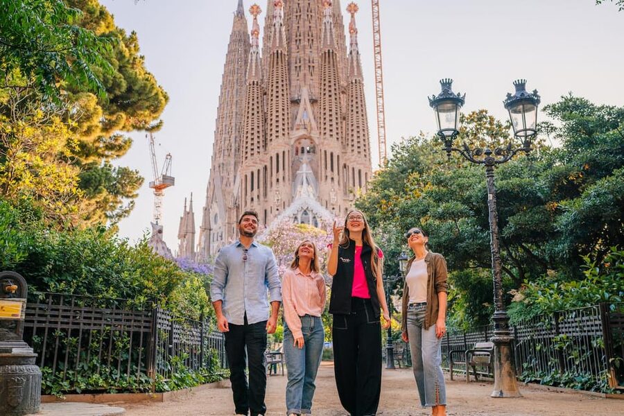 Sagrada Familia with Official Guide & Fast-Track Entry - Meeting at the Sagrada Familia Store