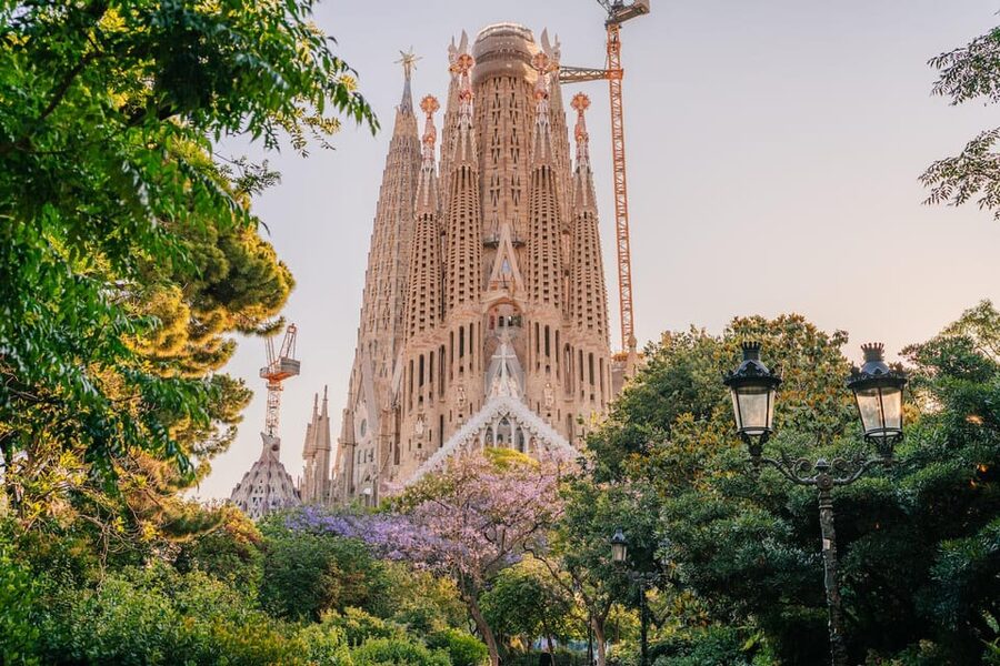 Sagrada Familia with Official Guide & Fast-Track Entry - Why the official guide matters here