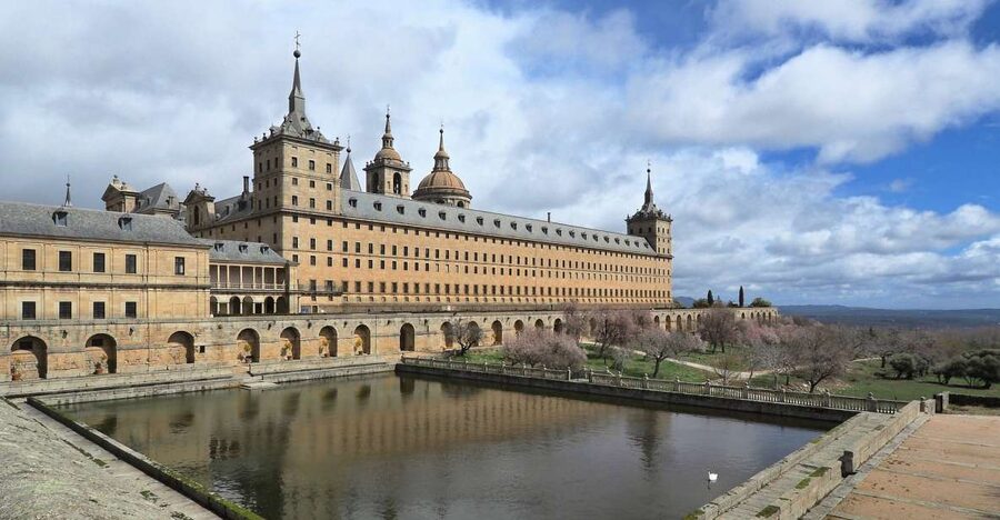 San Lorenzo de El Escorial: Monastery and Site Guided Tour - Why El Escorial matters near Madrid