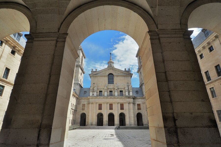 San Lorenzo de El Escorial: Monastery and Site Guided Tour - The Royal Library and a Renaissance display of power