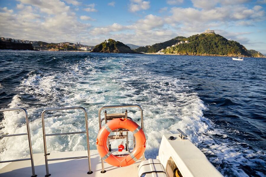 San Sebastian: 2 Bays Evening or Sunset Boat Tour with Cava - The cliffs toward Faro de la Plata