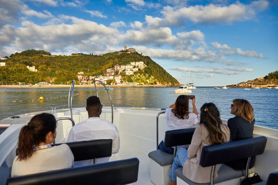 San Sebastian: 2 Bays Evening or Sunset Boat Tour with Cava - Entering Pasaia Bay and seeing San Juan