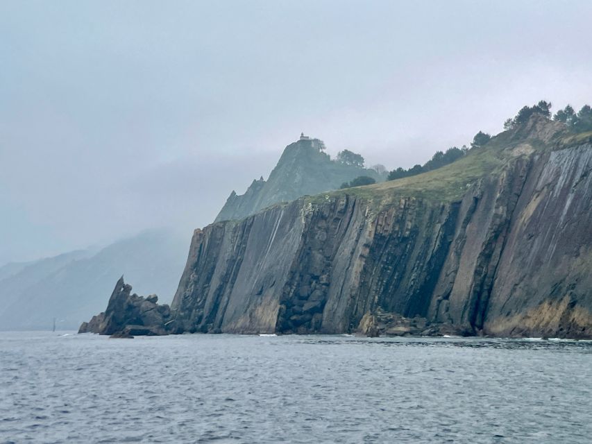 San Sebastian: 2 Bays Evening or Sunset Boat Tour with Cava - The return past Igueldo and the Peine del Viento