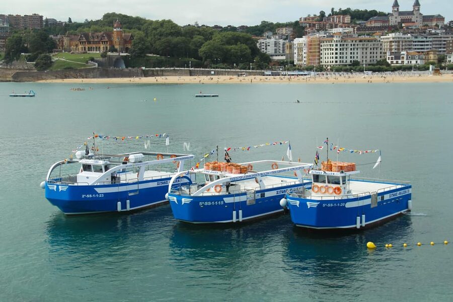 San Sebastian: Boat Tour with Stop at Santa Clara - Arriving at Santa Clara Island