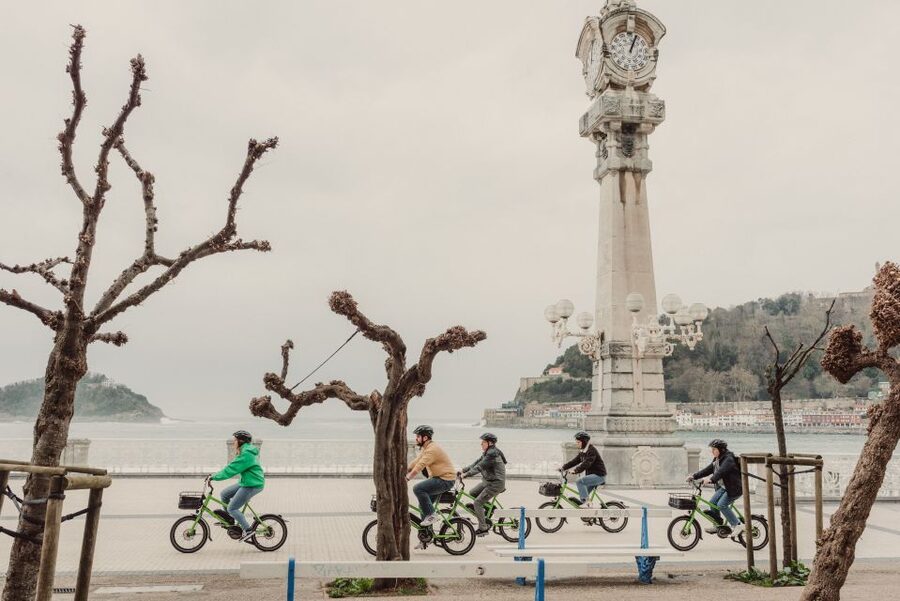 San Sebastian: Guided E-Bike Tour - La Concha Bay and Miramar Palace