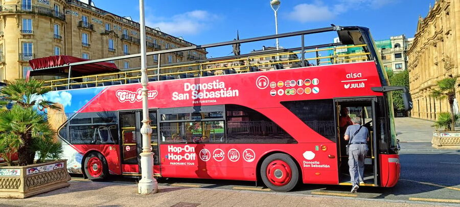 San Sebastian: Hop-On Hop-Off City Tour Bus - Plaza Guipúzcoa and the city’s formal face