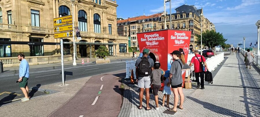 San Sebastian: Hop-On Hop-Off City Tour Bus - Gros and Playa Zurriola: a change of pace