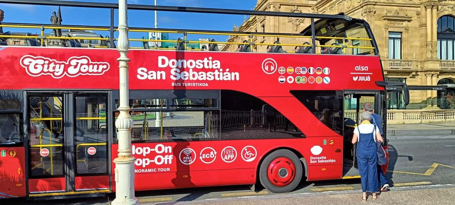 San Sebastian: Hop-On Hop-Off City Tour Bus - Playa Ondarreta and the route toward Miramar