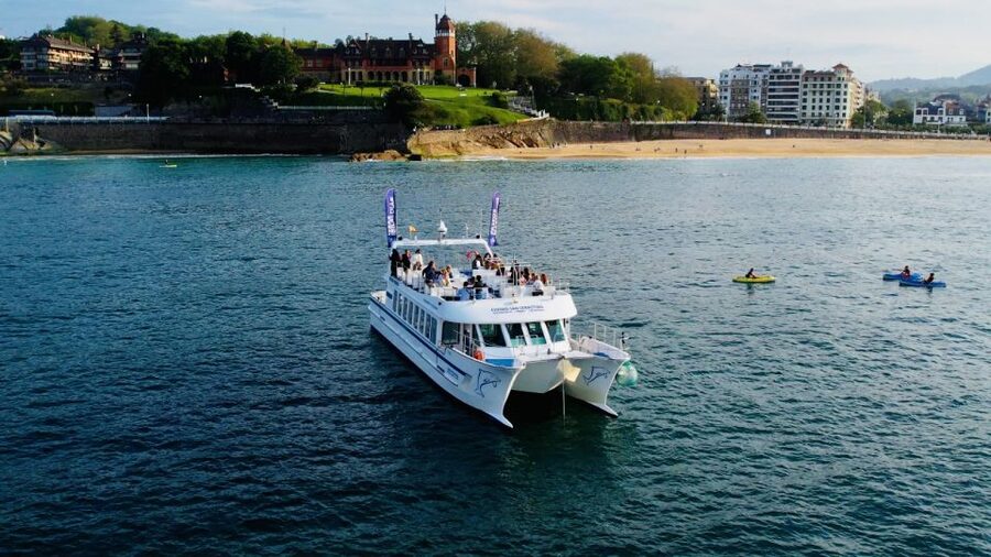 San Sebastian: Sustainable Catamaran Cruise with Audio Guide - La Concha Bay: the opening panorama