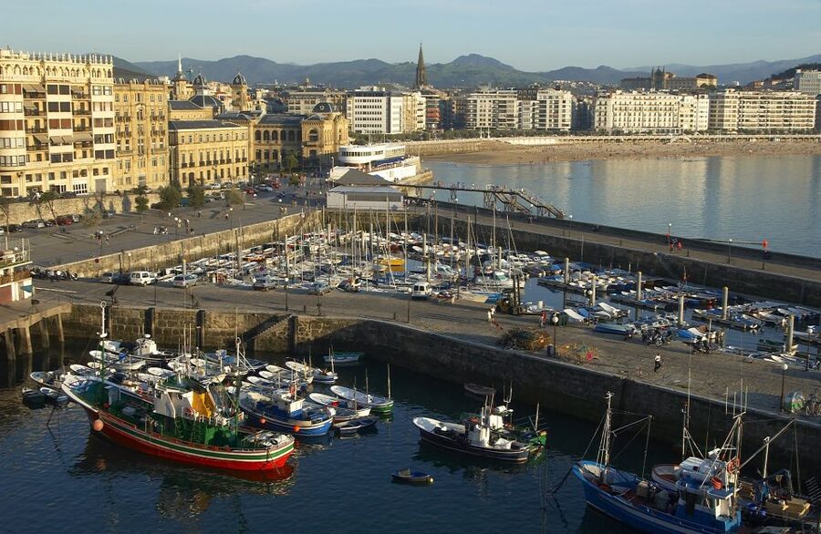 San Sebastian: Walking Tour with Pintxo and Drink - Entering the Old Town through Bretxa Market