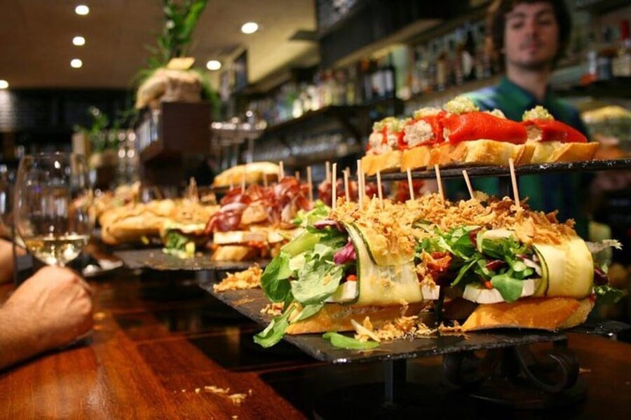 San Sebastian: Walking Tour with Pintxo and Drink - What the guide adds to the experience