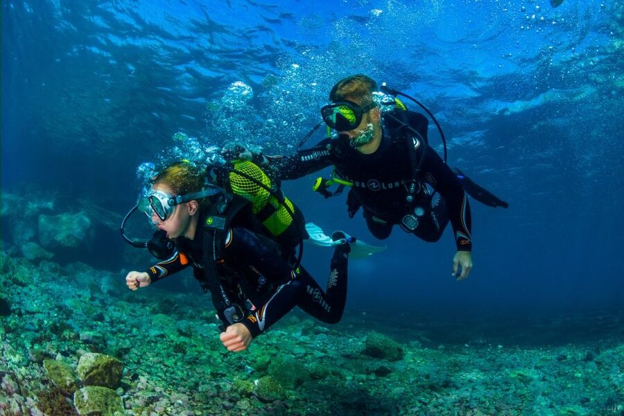 Santa Cruz de Tenerife: Beginner's Diving & Introduction - Entering the water across from the shop