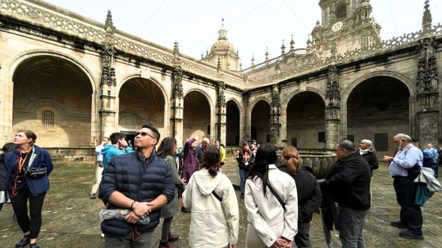 Santiago de Compostela: Cathedral, Museum, and Old Town Tour - Guide quality is the biggest strength