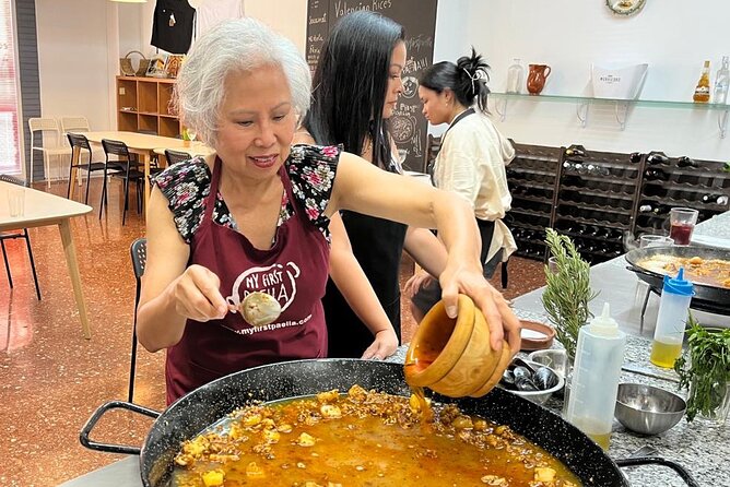 Seafood paella cooking class, tapas and visit to Ruzafa market. - Making seafood paella, step by step