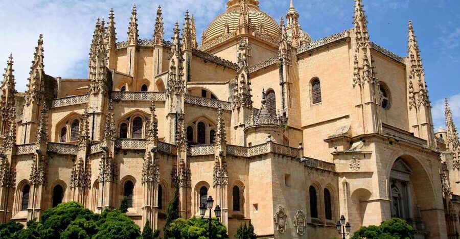 Segovia: Guided Walking Tour with Cathedral & Alcázar Entry - Key points at a glance