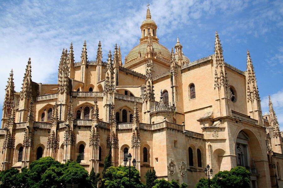 Segovia: Guided Walking Tour with Cathedral & Alcázar Entry - Plaza Mayor and the Cathedral of Segovia