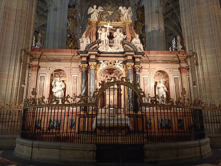 Segovia: Guided Walking Tour with Cathedral & Alcázar Entry - Walking toward the Alcázar