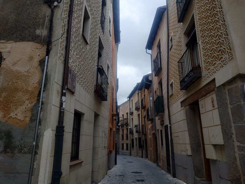 Segovia: Guided Walking Tour with Cathedral & Alcázar Entry - What the Spanish-language guiding is really like