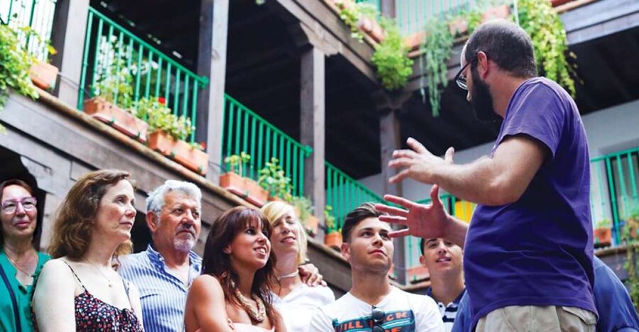 Seville: 1-Hour Walking Tour Barrio de Santa Cruz - Starting at Plaza del Triunfo