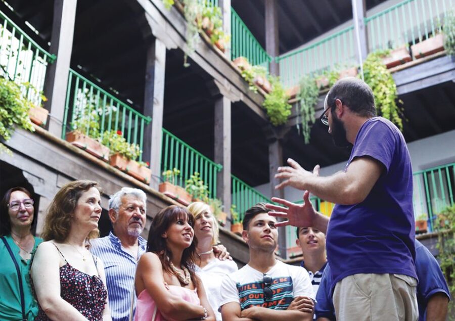Seville: 1-Hour Walking Tour Barrio de Santa Cruz - Legends, cultures, and everyday Seville