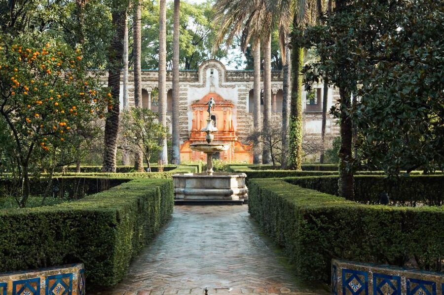 Seville: Alcázar, Cathedral & Giralda Fast Track Guided Tour - From palace rooms to the old Jewish quarter