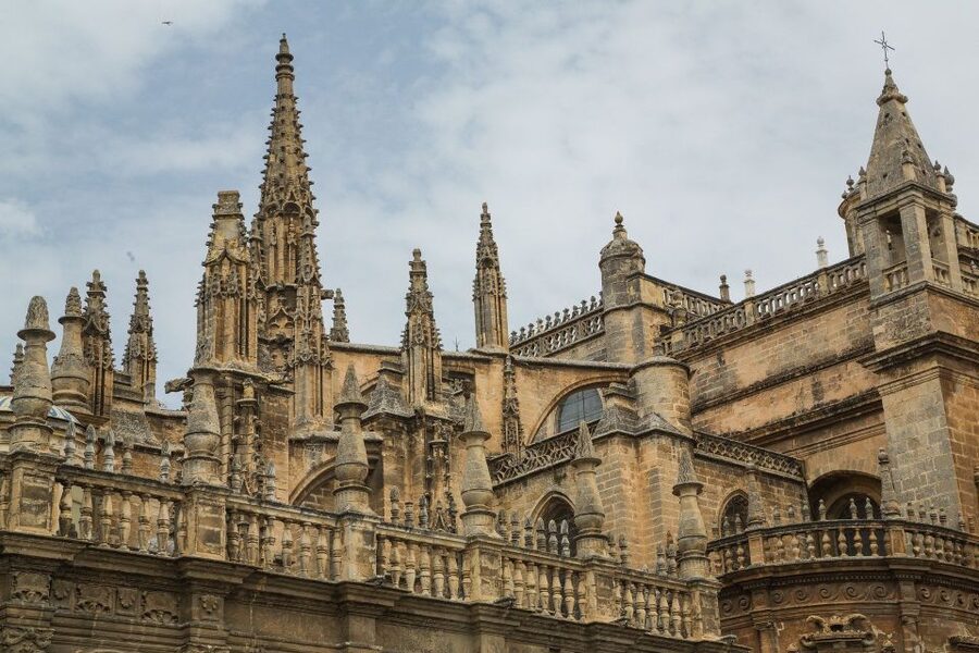 Seville: Alcázar, Cathedral & Giralda Fast Track Guided Tour - Climbing the Giralda bell tower
