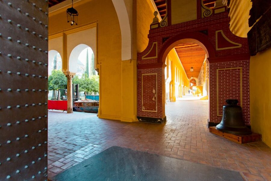 Seville: Alcázar, Cathedral & Giralda Fast Track Guided Tour - How the guides shape the experience