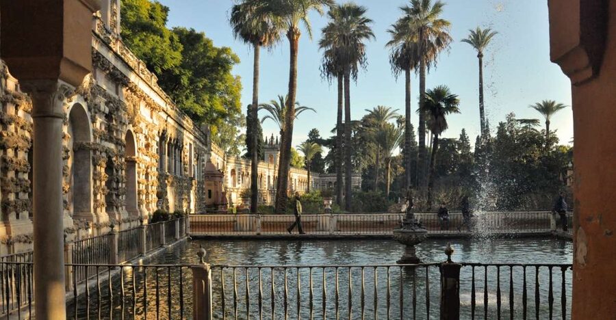 Seville: Alcazar & Cathedral Skip-the-Line Guided Tour - Guides, language, and group feel