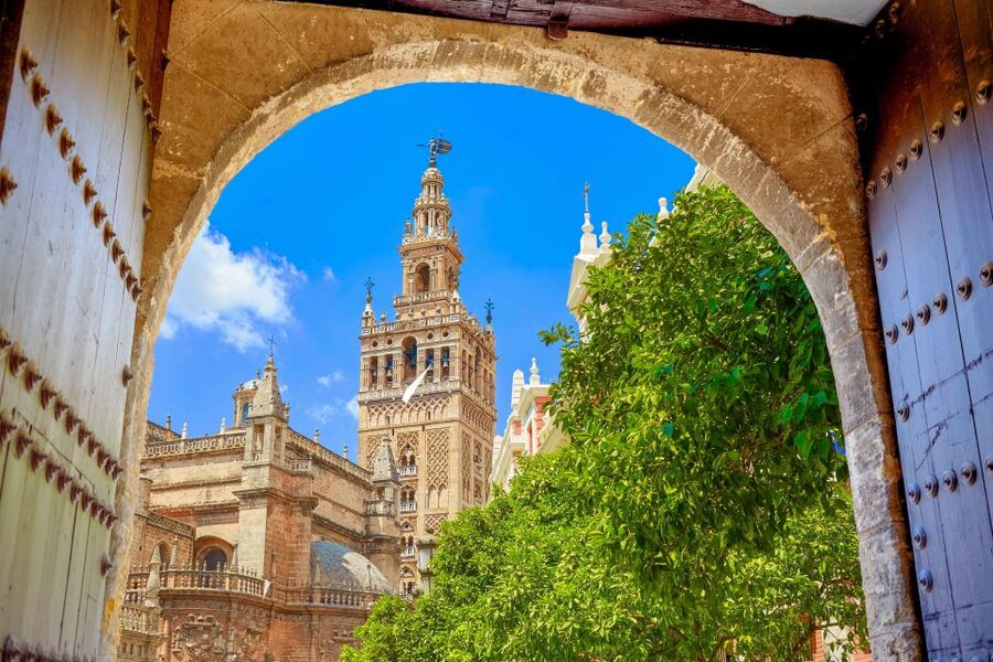 Seville: Alcázar Guided Palace Tour with Priority Access - Why the wireless audio system matters