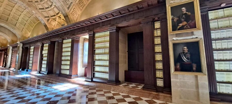 Seville: Archive of the Indies Guided Tour - The guide and language question