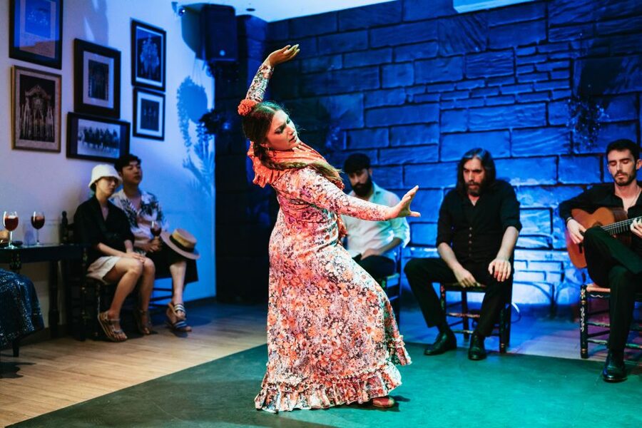 Seville: Baraka Sala Flamenca Show with Drink in Triana - The four-person lineup and how the hour unfolds