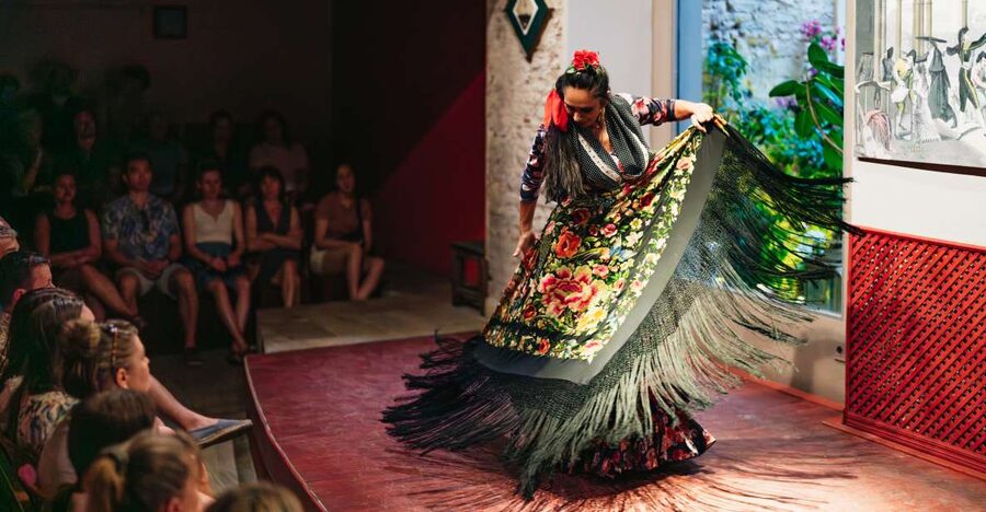 Seville: Casa de la Memoria Flamenco Show - The flamenco performance begins with rhythm and restraint